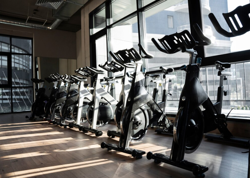 велотренажёры в спортивном